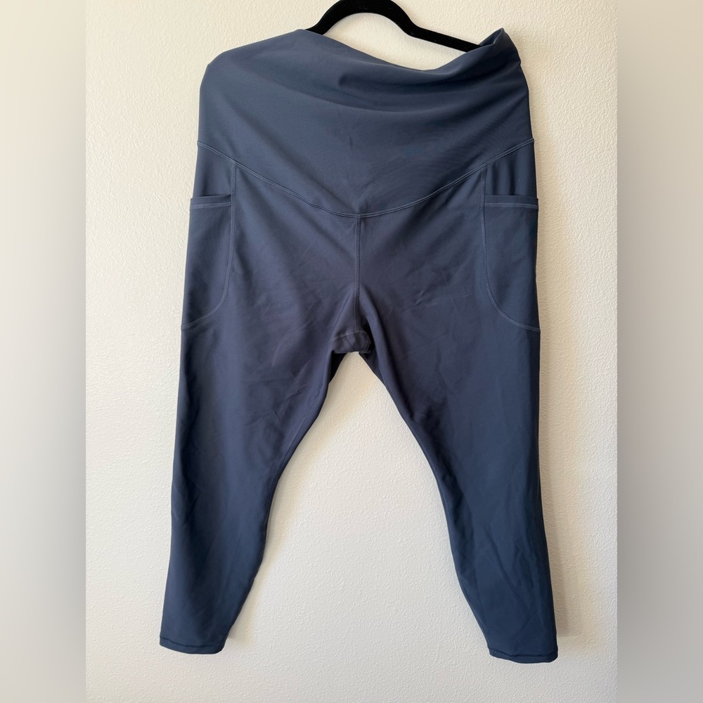 Old Navy Active XL Maternity Powersoft Extra High-Rise Go-Dry 7/8 Leggings